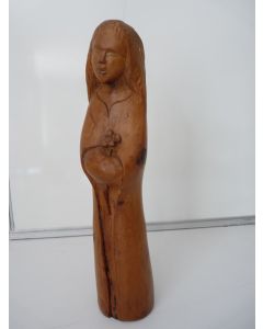 Sculpture en bois représentant une communiante 